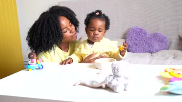 Mère Africaine Tenant Petite Fille Dans Les Bras Debout Maison — Video