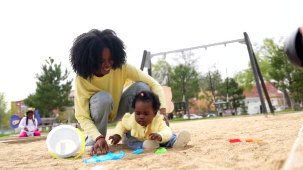 Mère Fille Africaines Jouant Avec Des Jouets Dans Sable Dans — Video
