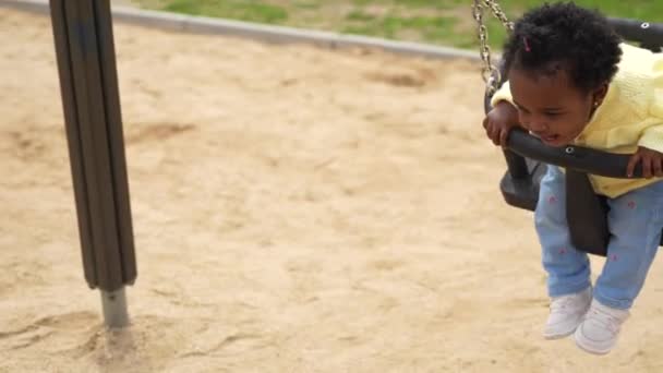Gros Plan Une Heureuse Petite Africaine Balançant Avec Mère Dans — Video