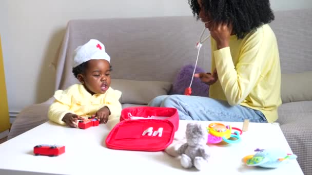 Mère Fille Africaines Jouant Les Médecins Habillés Comme Des Infirmières — Video