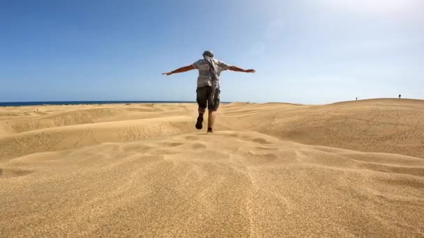 在加那利群岛大加那利群岛马斯帕洛马斯的沙丘中观光的男子 — 图库视频影像