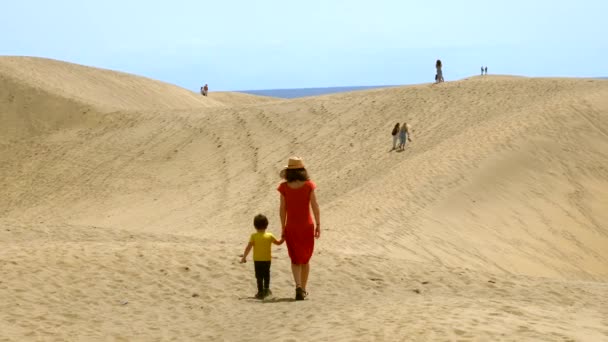 Mor Och Son Turister Utforska Sanddynerna Maspalomas Gran Canaria Kanarieöarna — Stockvideo