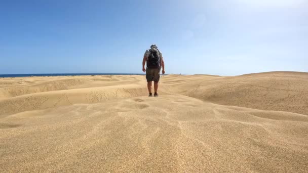 Férfi Turista Portré Nyáron Maspalomas Gran Canaria Kanári Szigetek Dűnéin — Stock videók