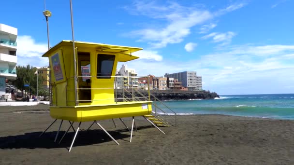 Żółta Wieża Ratownicza Kalifornii Zieloną Flagą Lecie Nad Morzem — Wideo stockowe