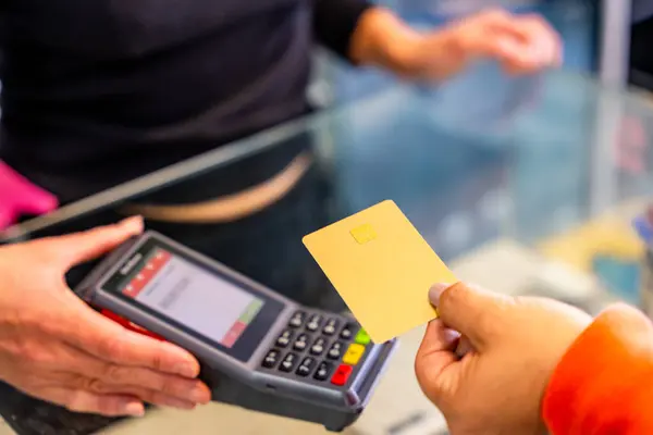 一个无法辨认的女人用无接触卡支付发廊账单的特写镜头 免版税图库图片
