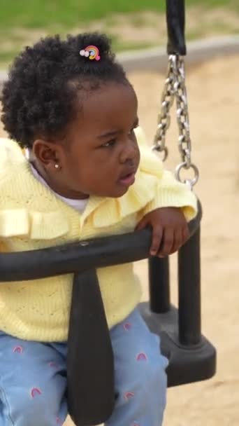 Przycięte Zdjęcie Afrykańskiej Dziewczyny Nierozpoznawalnej Matki Huśtającej Się Parku — Wideo stockowe