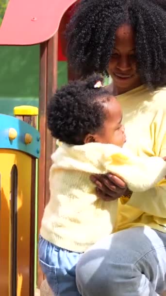Genç Bir Afrikalı Anne Bebeğin Oyun Parkında Oynaması Planda — Stok video