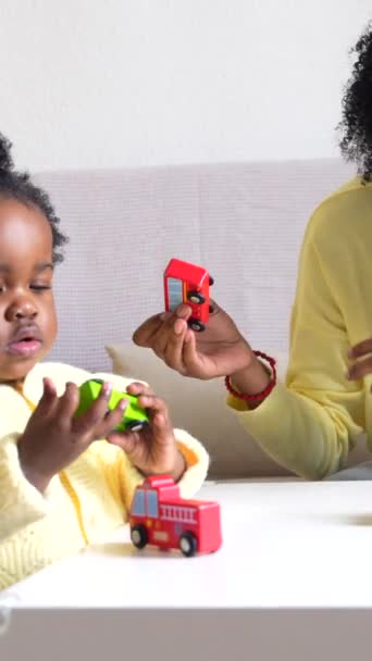 Bonito Menina Africana Brincando Brinquedos Com Sua Mãe Sala Estar — Vídeo de Stock