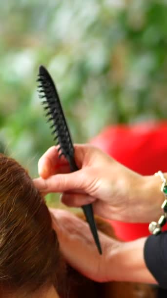 Fryzjer Wiążący Włosy Klienta Aby Wyciąć Salonie — Wideo stockowe