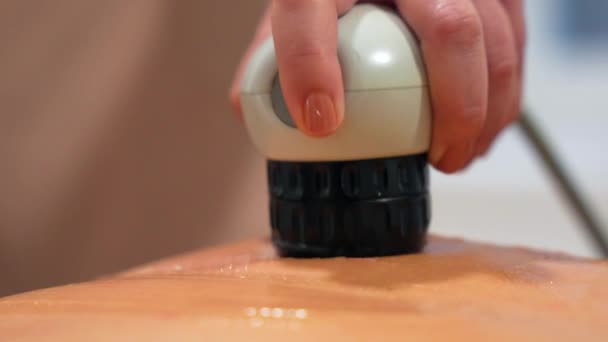 Patient Liegt Auf Trage Und Erhält Klinik Eine Schockwellen Massage — Stockvideo