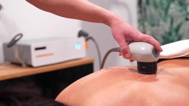 Patiënt Ligt Brancard Krijgt Een Shockwave Alternatieve Therapie Massage Een — Stockvideo