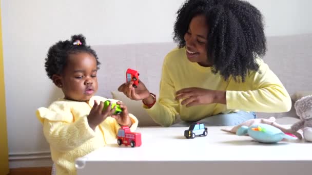 Söt Afrikansk Liten Flicka Leker Leksaker Med Sin Mamma Vardagsrummet — Stockvideo