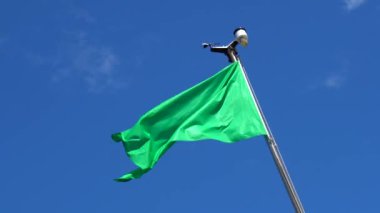 Yaz mevsiminde kumsalda yeşil bayrak, cankurtaranlar yüzebileceğinizi yazıyor.