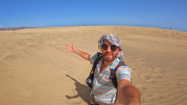 Selfie Eines Touristen Mit Sonnenbrille Den Dünen Von Maspalomas Gran — Stockvideo