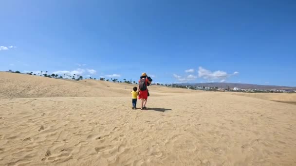 Mutter Und Kind Sommerurlaub Den Dünen Von Maspalomas Gran Canaria — Stockvideo