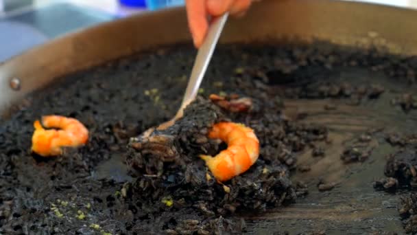 Riz Noir Aux Crevettes Calmars Riz Sec Cuit Paella Dans — Video