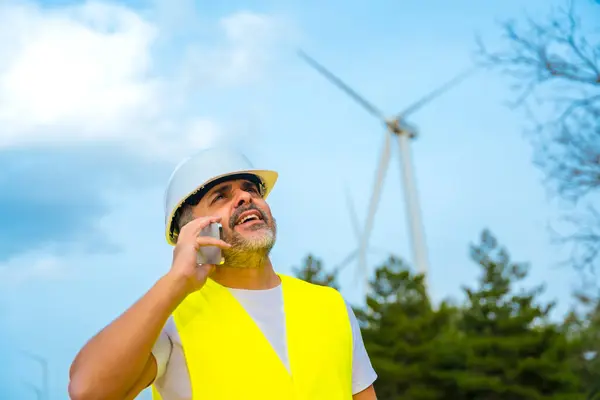 Arbeiter Schutzkleidung Gespräch Mit Dem Handy Einem Windpark lizenzfreie Stockfotos