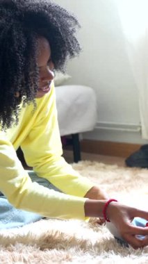 Kızı evde oynarken, Afrikalı bir annenin yerde yatışının en iyi görüntüsü.