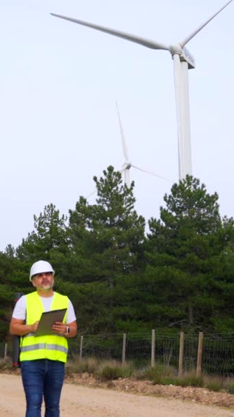 Техники Осматривают Ветряные Турбины Зеленом Энергетическом Парке Разговаривают Мобильным Телефоном — стоковое видео