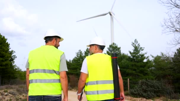 Techniker Inspizieren Windräder Einem Grünen Energiepark Sprechen Mit Dem Handy — Stockvideo