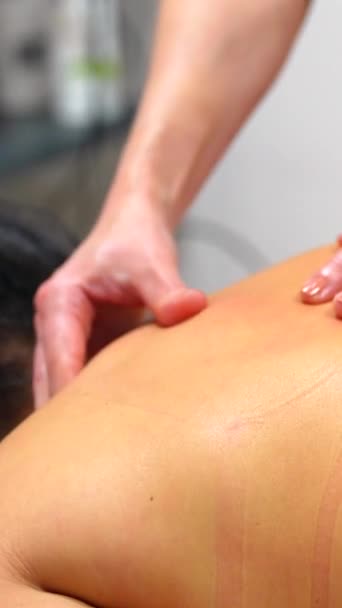 Close Top Visning Hænderne Professionel Give Tilbage Massage Til Patient – Stock-video