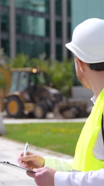 Bir Kentsel Inşaat Sahasında Çalışan Bir Mühendisin Güvenlik Donanımı Giyip — Stok video