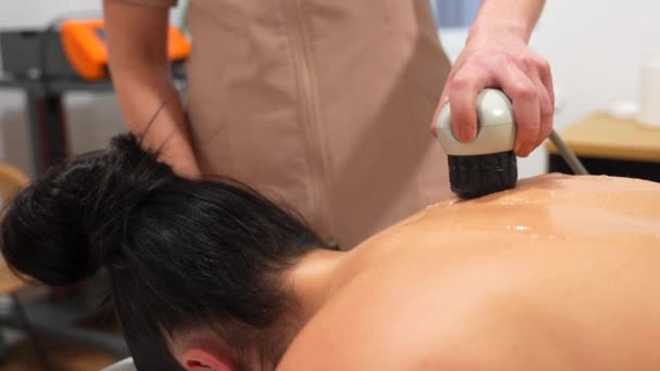 Patient Allongé Sur Civière Recevant Massage Thérapie Alternative Par Ondes — Video