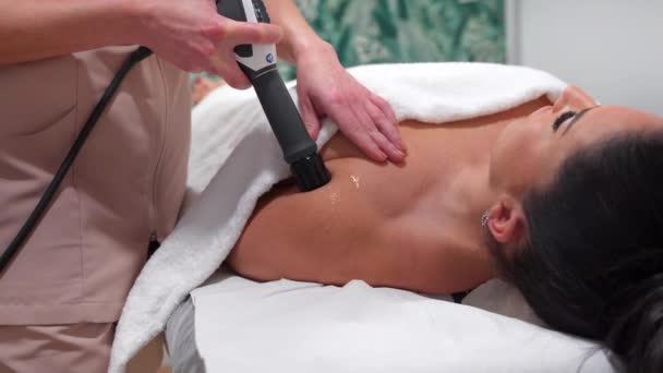 Close Massagista Profissional Que Trata Paciente Com Tratamento Inovador Ondas — Vídeo de Stock