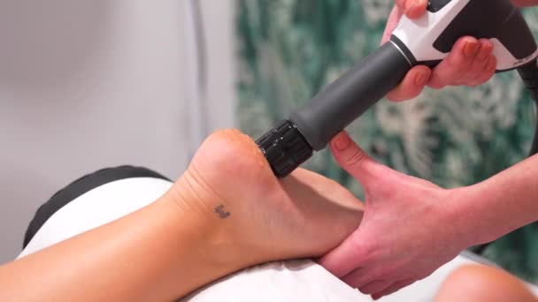 患者の痛みを解放する衝撃波療法の縦の写真 — ストック動画