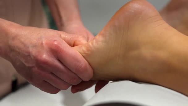 診療所で足のマッサージを受ける認識できない女性のクローズアップ — ストック動画