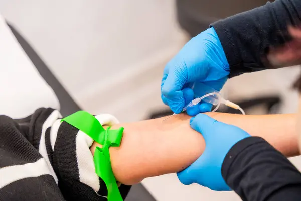 stock image Nurse extracting blood sample from a woman for an alternative baldness treatment