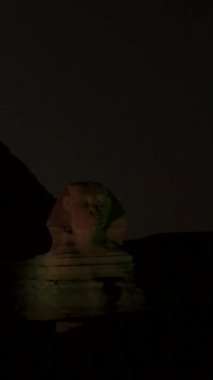 Giza 'nın güzel piramitleri ve sfenkslerinde ses ve ışık gösterisi. Kahire şehrinde bir gece. Afrika