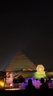 Giza 'nın güzel piramitleri ve sfenkslerinde ses ve ışık gösterisi. Kahire şehrinde bir gece. Afrika