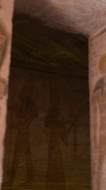 Nefertari tapınağı içindeki sütunlar ve hiyeroglif çizimler Nubia 'daki Abu Simbel tapınağının yanında Nasser Gölü' nün yanında. Firavun 2. Ramses Tapınağı, 4k video.