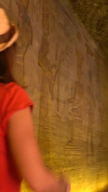 Nefertari tapınağı içindeki sütunlar ve hiyeroglif çizimler Nubia 'daki Abu Simbel tapınağının yanında Nasser Gölü' nün yanında. Firavun 2. Ramses Tapınağı, 4k video.