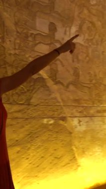 Güney Mısır 'daki Abu Simbel tapınağının içindeki tanrılar Nubia' da Nasser Gölü 'nün yanında. Firavun 2. Ramss Tapınağı, 4k video