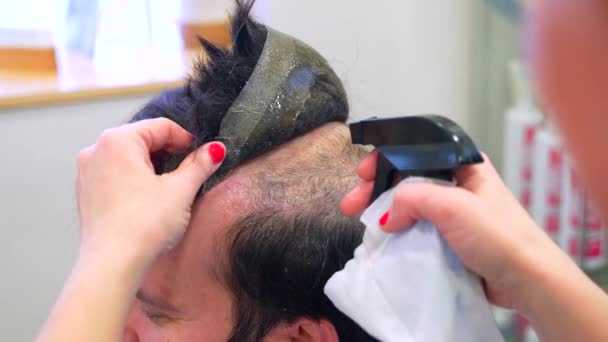 Tampilan Belakang Close Dari Penata Rambut Menghapus Prostesis Kapiler Dari — Stok Video
