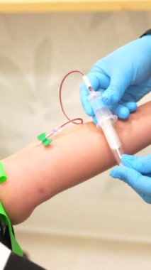 Güzellik kliniğindeki bir hastadan kan örneği almak için tıbbi prosedür.