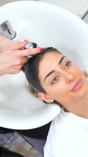美女の損傷した髪を洗う美容師のトップビュークローズアップ — ストック動画