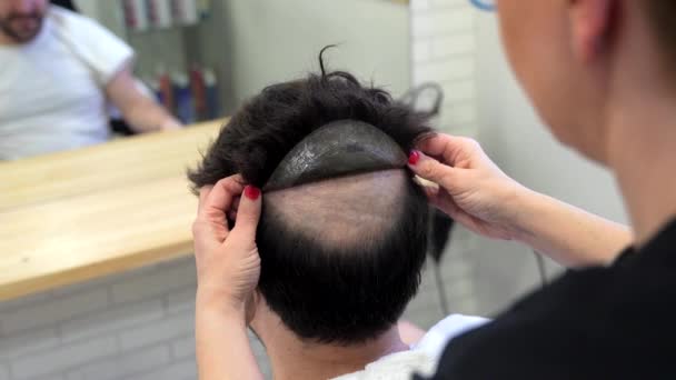 Top View Close Dari Penata Rambut Menempelkan Wig Seorang Pria — Stok Video