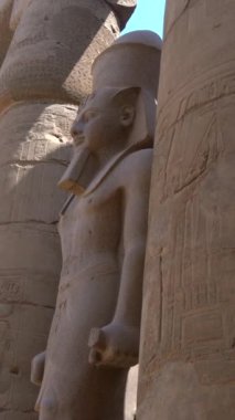 Luxor Tapınağı 'ndaki firavunların heykelleri ve Nil boyunca uzanan Luxor şehrindeki Mısır sütunlarındaki çizimler. Mısır