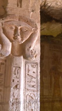 Nefertari tapınağı içindeki sütunlar ve hiyeroglif çizimler Nubia 'daki Abu Simbel tapınağının yanında Nasser Gölü' nün yanında. Firavun 2. Ramses Tapınağı, 4k video.