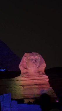 Giza 'nın güzel piramitleri ve sfenkslerinde ses ve ışık gösterisi. Kahire şehrinde bir gece. Afrika