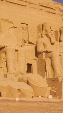 Mısır 'ın güneyindeki Nubia' daki Abu Simbel Tapınağı 'nın Nasser Gölü' nün yanındaki sabitleme vuruşu. Firavun 2. Ramss Tapınağı, 4k video