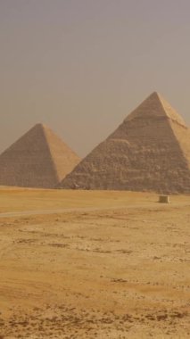 Giza 'nın güzel piramitlerinin dönen düzlemi. Kahire, Mısır