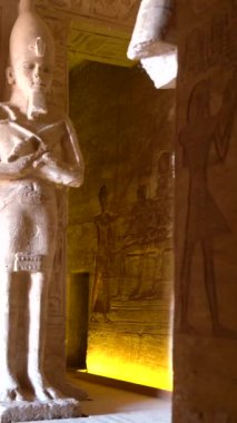 Güney Mısır 'daki Abu Simbel tapınağının içindeki tanrılar Nubia' da Nasser Gölü 'nün yanında. Firavun 2. Ramss Tapınağı, 4k video