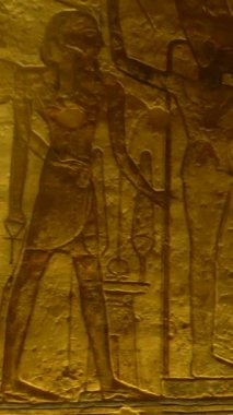 Genç bir turist, Mısır 'ın güneyindeki Abu Simbel tapınağında Nasser Gölü' nün yanındaki heykelleri ziyaret ediyor. Firavun 2. Ramss Tapınağı, 4k video