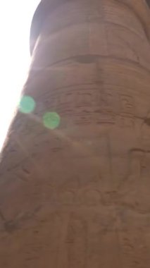 Luxor Tapınağı 'ndaki firavunların heykelleri ve Nil boyunca uzanan Luxor şehrindeki Mısır sütunlarındaki çizimler. Mısır