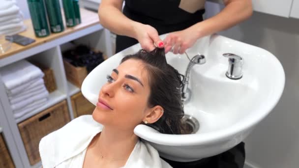 Top View Hairdresser Repairing Damaged Hair Woman Cosmetics Washing Her — Stock Video