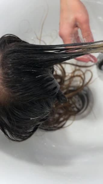 Vue Dessus Coiffeur Réparant Les Cheveux Abîmés Une Femme Avec — Video